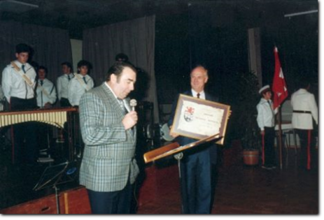 Hans Erni devient président d'honneur des Tambours du Lion